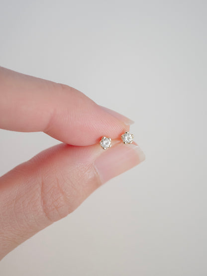 Bloomy Solitaire Earrings │ 10K金 小花耳環